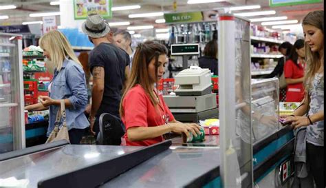 Commessa del supermercato, quanto guadagna ogni .